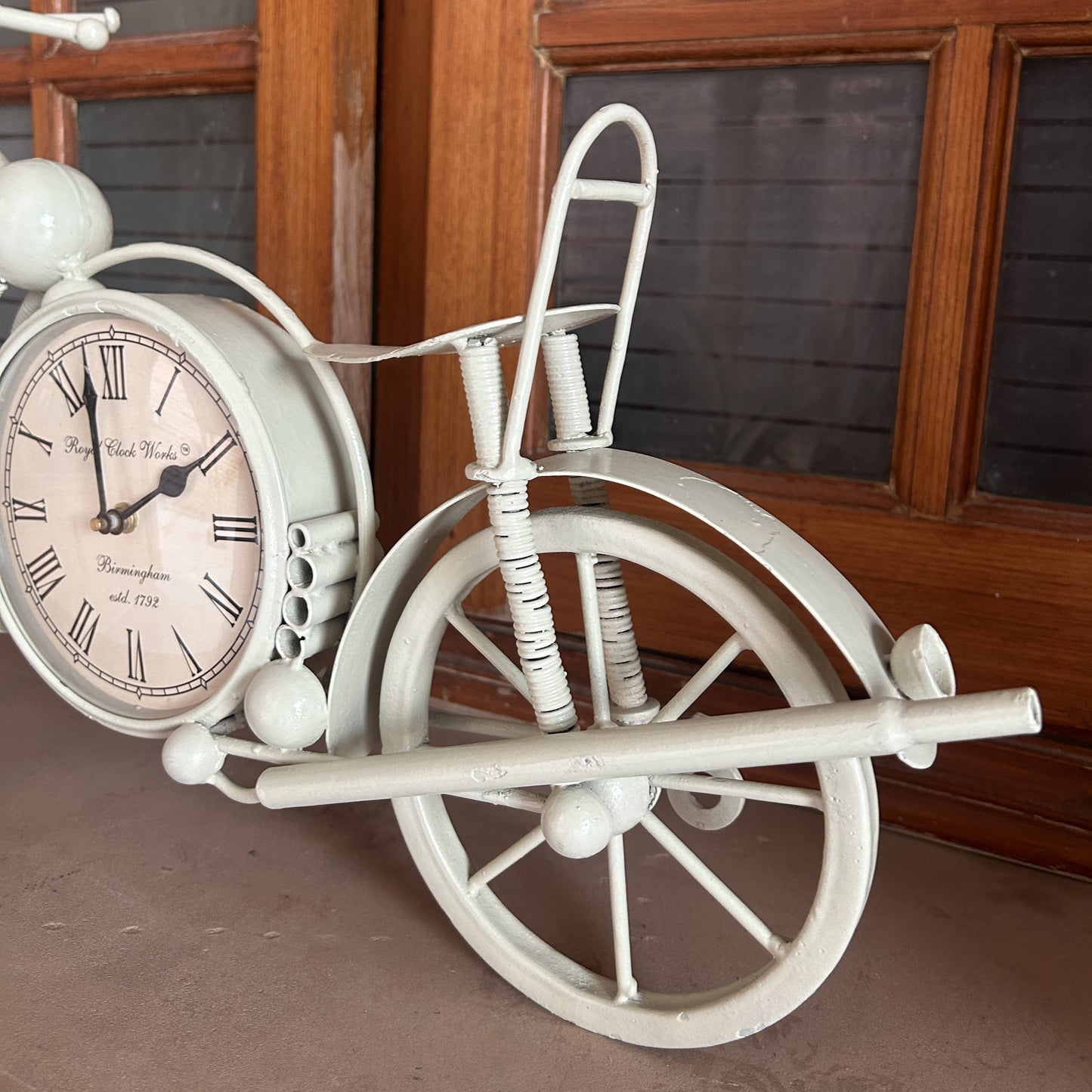 Vintage-Inspired Bicycle Clock - A Whimsical Timepiece for Your Home