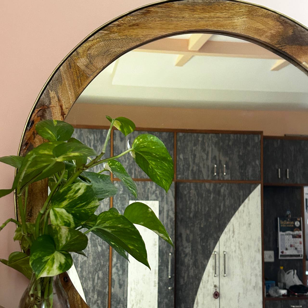 Elegant Round Mirror – Modern Minimalist Design